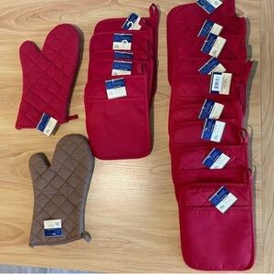 NEW - 16 Red and Brown Oven Mitts and Pot Holders Set,
craft supplies